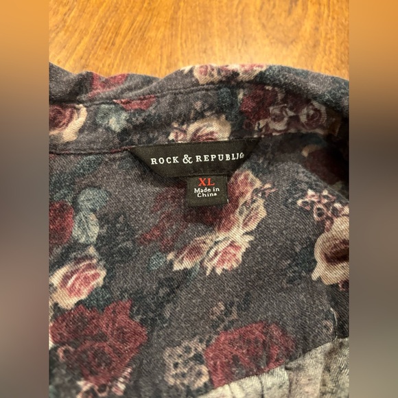Rock Republic dark grey with floral design. V neck button up top size XL - Picture 8 of 10